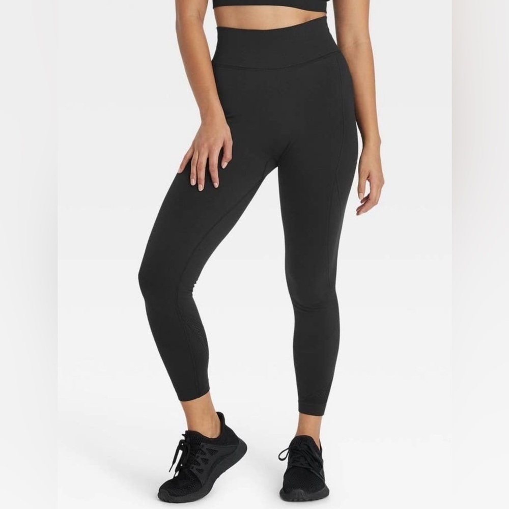 All in Motion High Rise Leggings Black w Ribbed Accents & Zip Pockets Women’s L